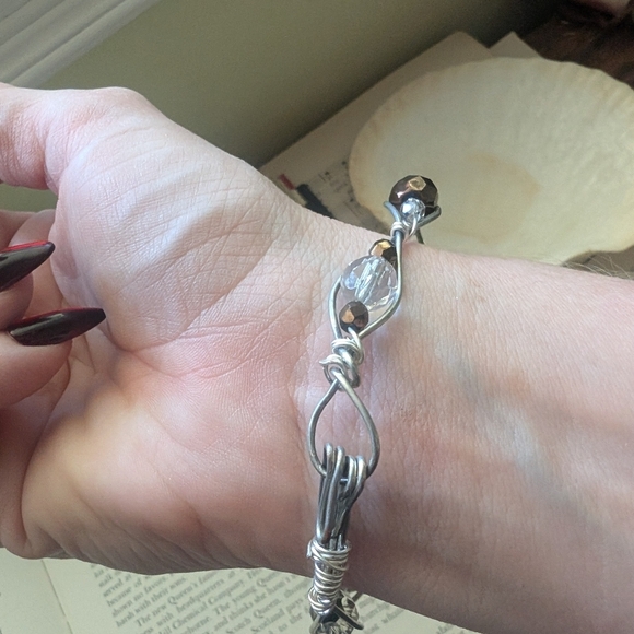 Elegant Silver and Black Beaded Bracelet - Picture 5 of 8